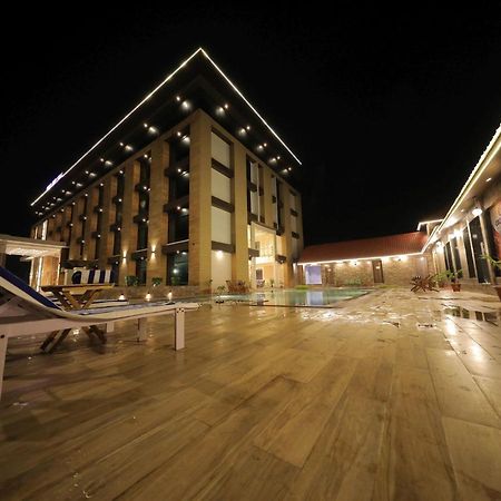Sarovar Portico, Somnāth Esterno foto